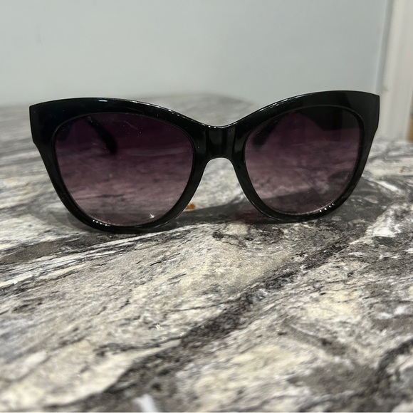 Stylish Black Cat-Eye Sunglasses - Picture 3 of 8